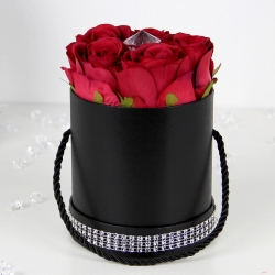 Ekskluzywny mini bukiet CZERWONYCH RÓŻ z diamentem, BO-73